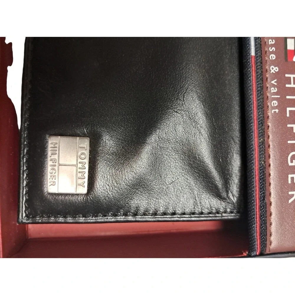 2005 Tommy Hilfiger Black Leather Bi Fold Wallet Passcase & Valet in Box
